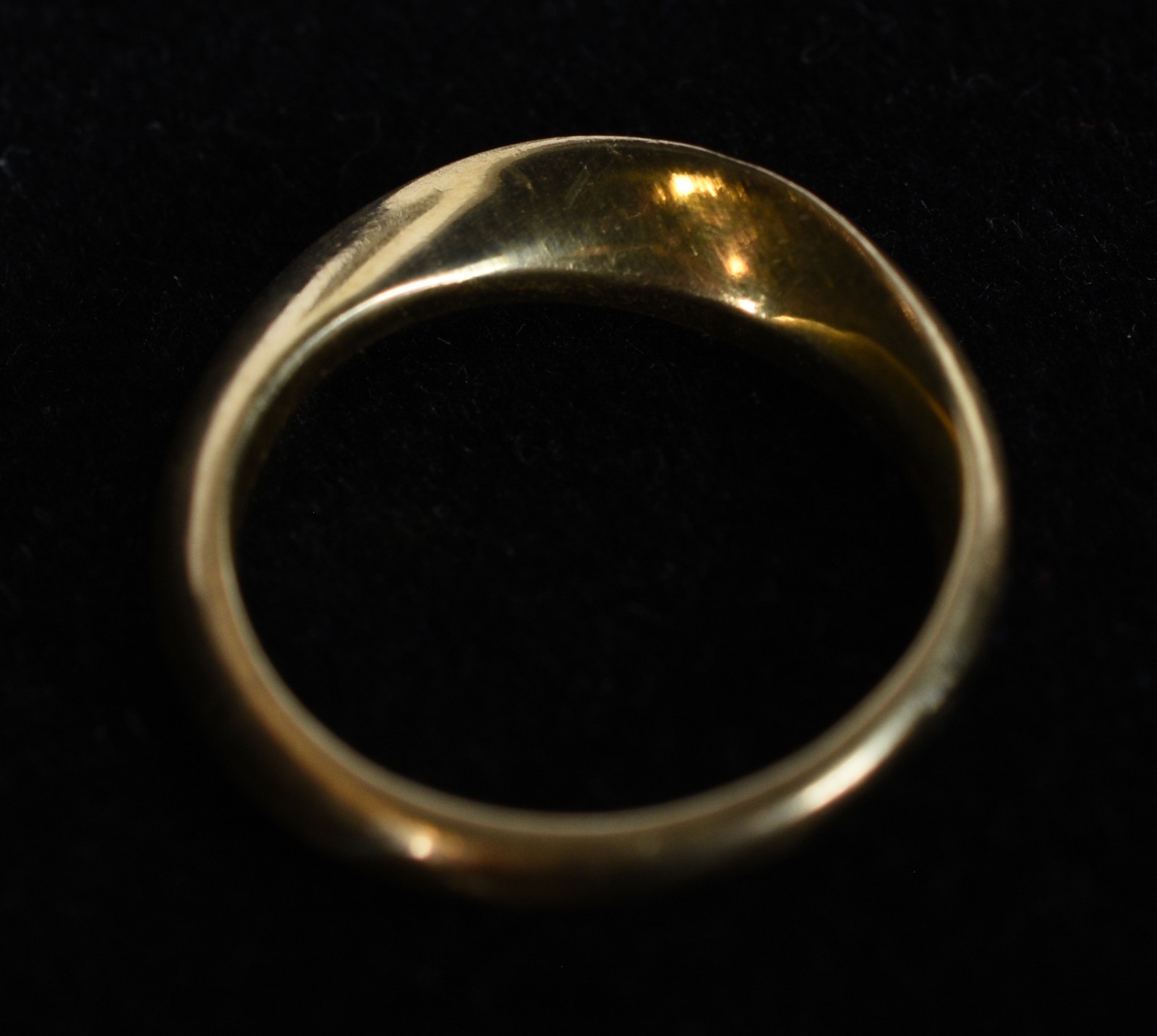 Anel de ouro 18k., contraste 750 retorcido cravejado com 10... - foto 6 de 6