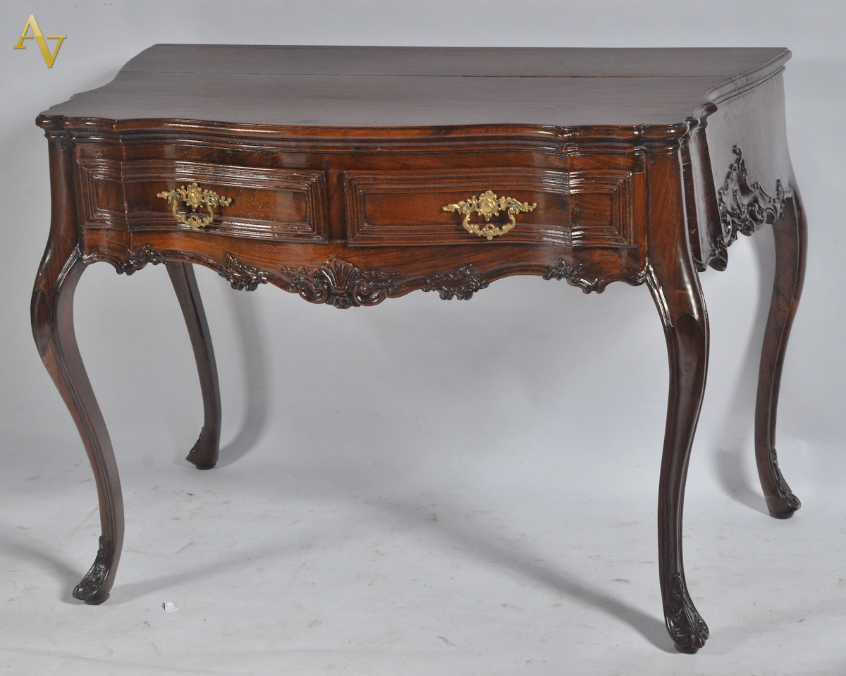 Mesa de madeira nobre estilo Dom José com 2 gavetas, saia entalhada e...