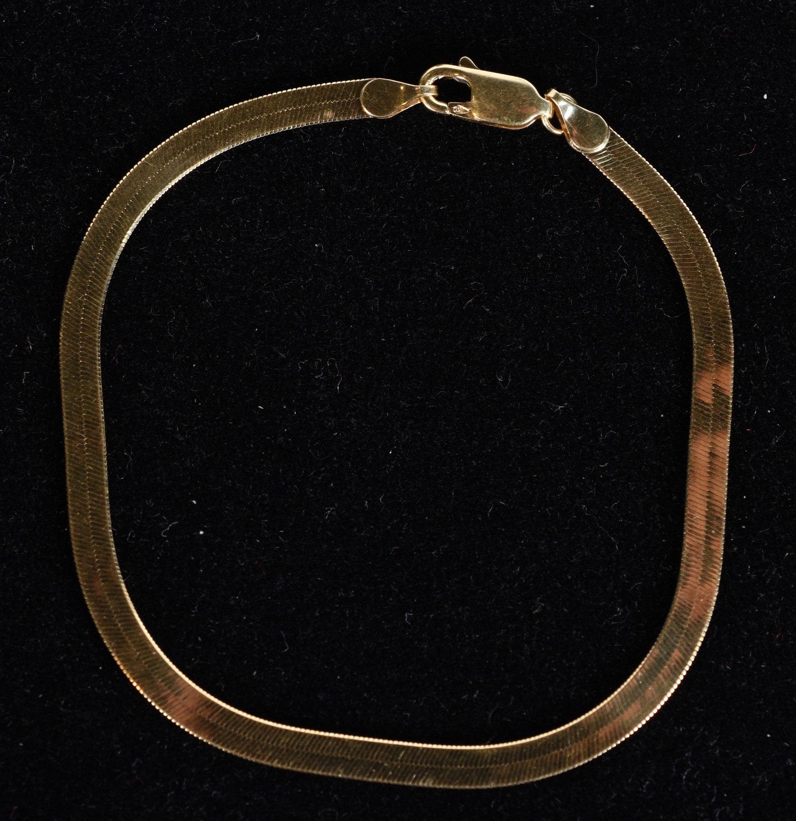 Pulseira no feitio lâmina de ouro 18k., contraste 750 mls. (Por... - foto 1 de 5