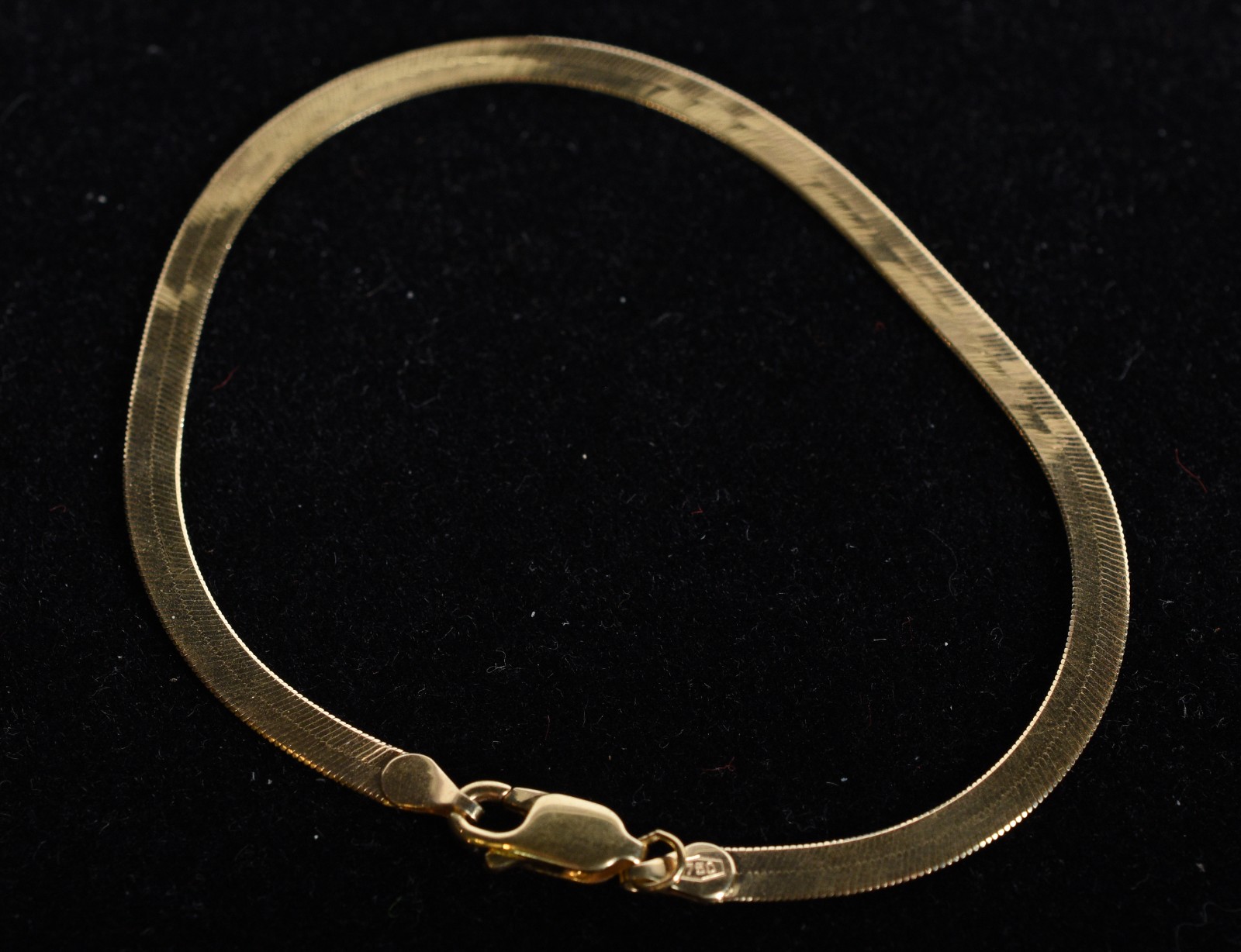Pulseira no feitio lâmina de ouro 18k., contraste 750 mls. (Por... - foto 2 de 5
