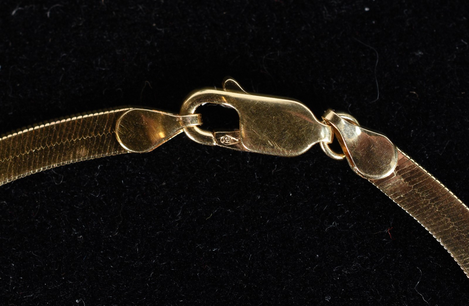 Pulseira no feitio lâmina de ouro 18k., contraste 750 mls. (Por... - foto 3 de 5