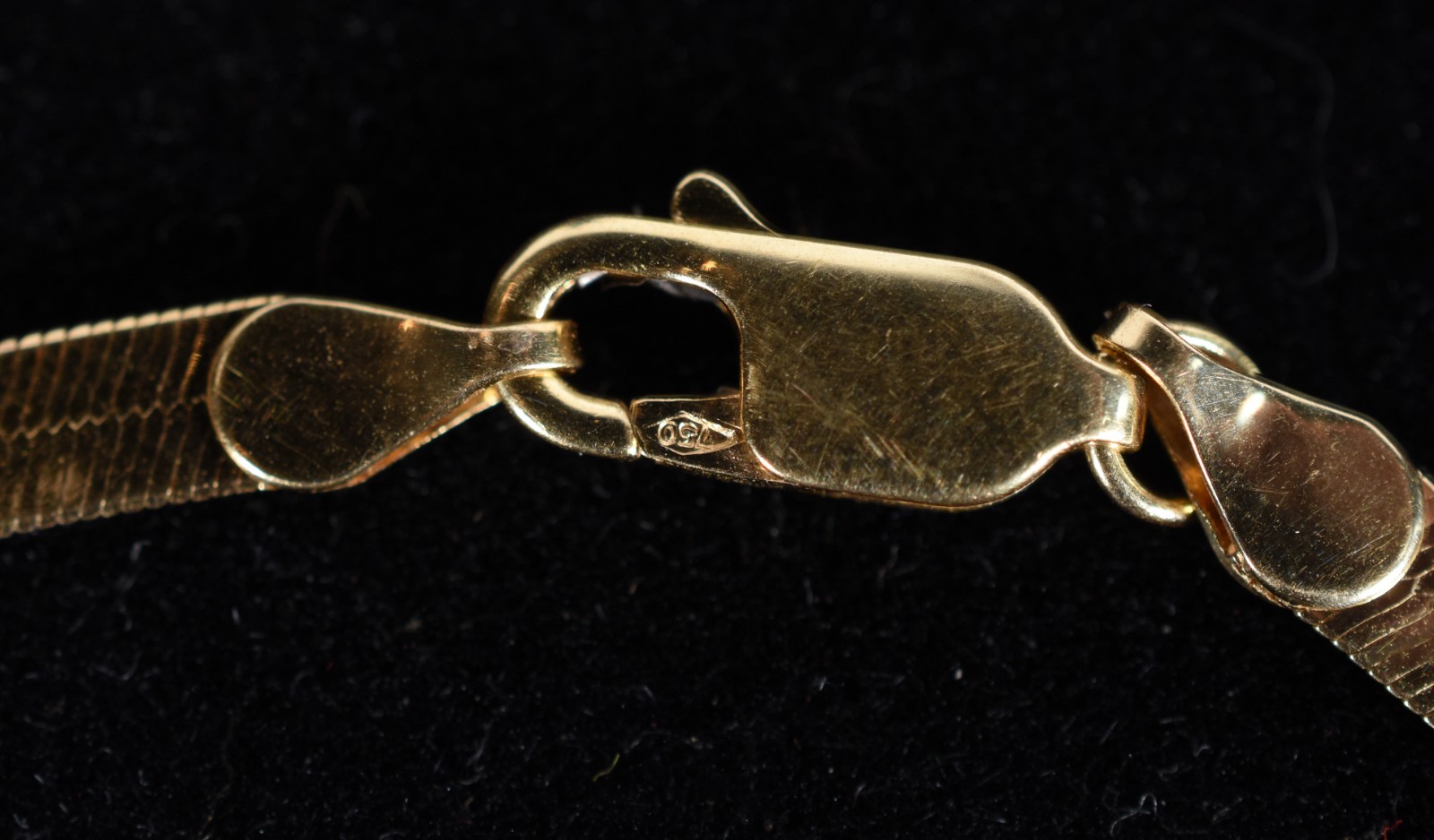 Pulseira no feitio lâmina de ouro 18k., contraste 750 mls. (Por... - foto 4 de 5