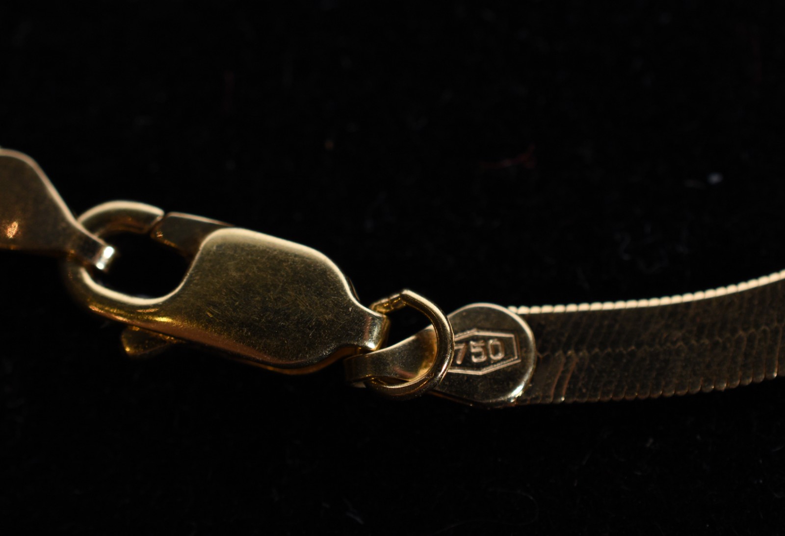 Pulseira no feitio lâmina de ouro 18k., contraste 750 mls. (Por... - foto 5 de 5