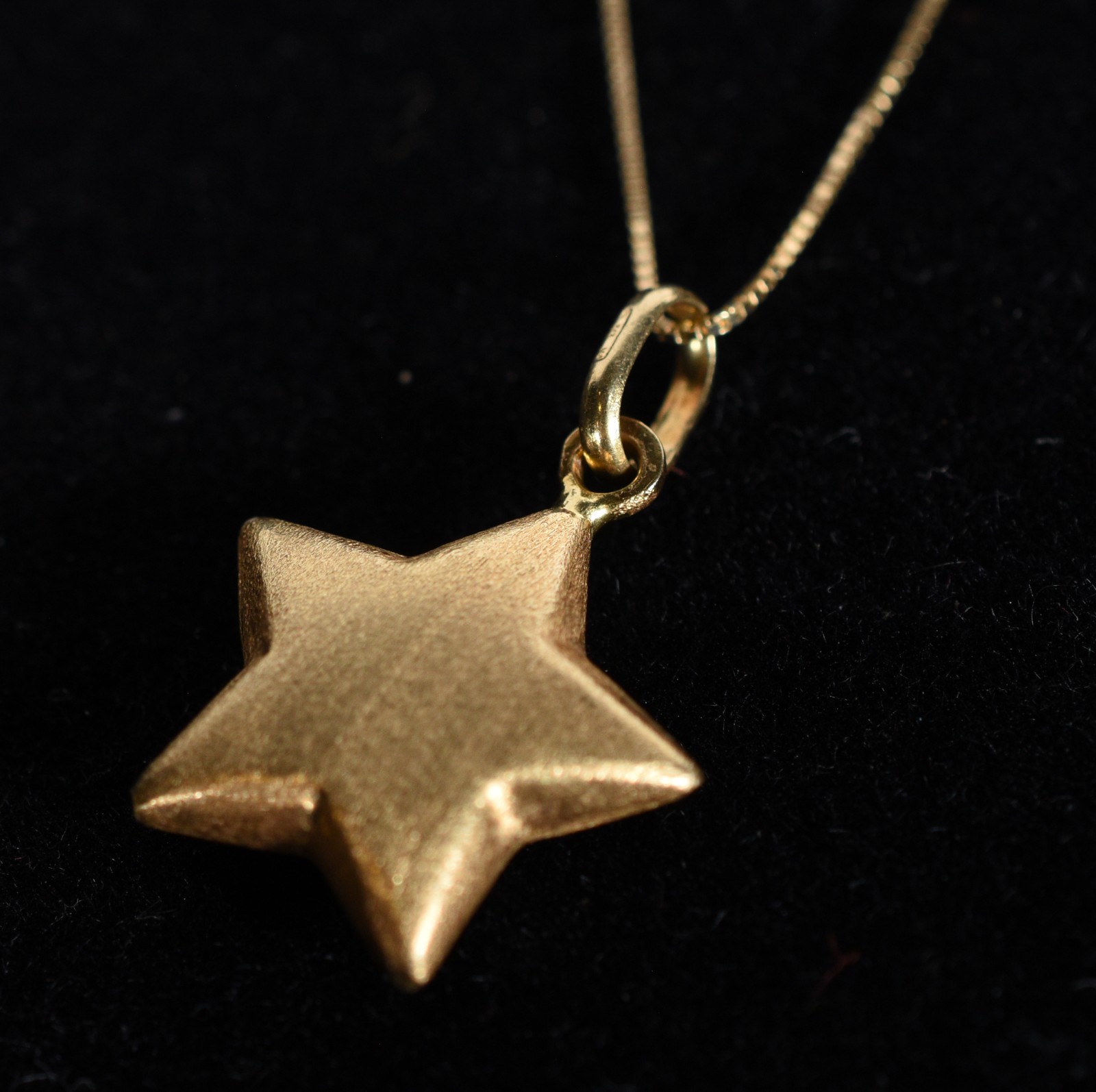 Colar de ouro 18k., contraste 750 mls com pingente estrela solitária... - foto 1 de 5