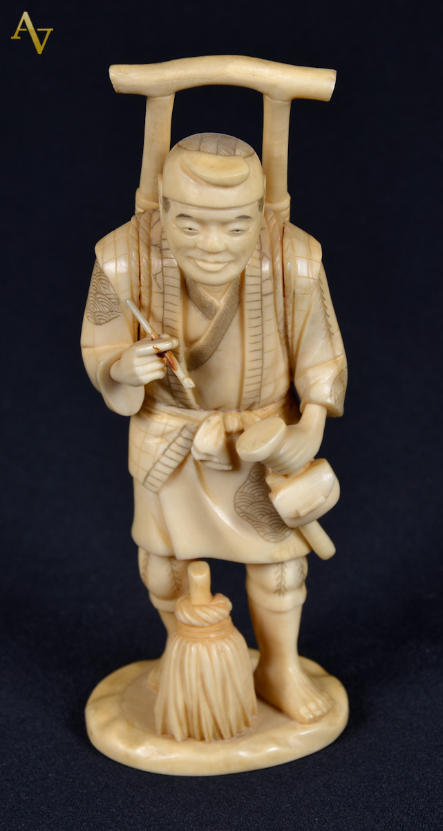 Okinomo de marfim Japones - Sec. XIX - Alt. 15 cm.