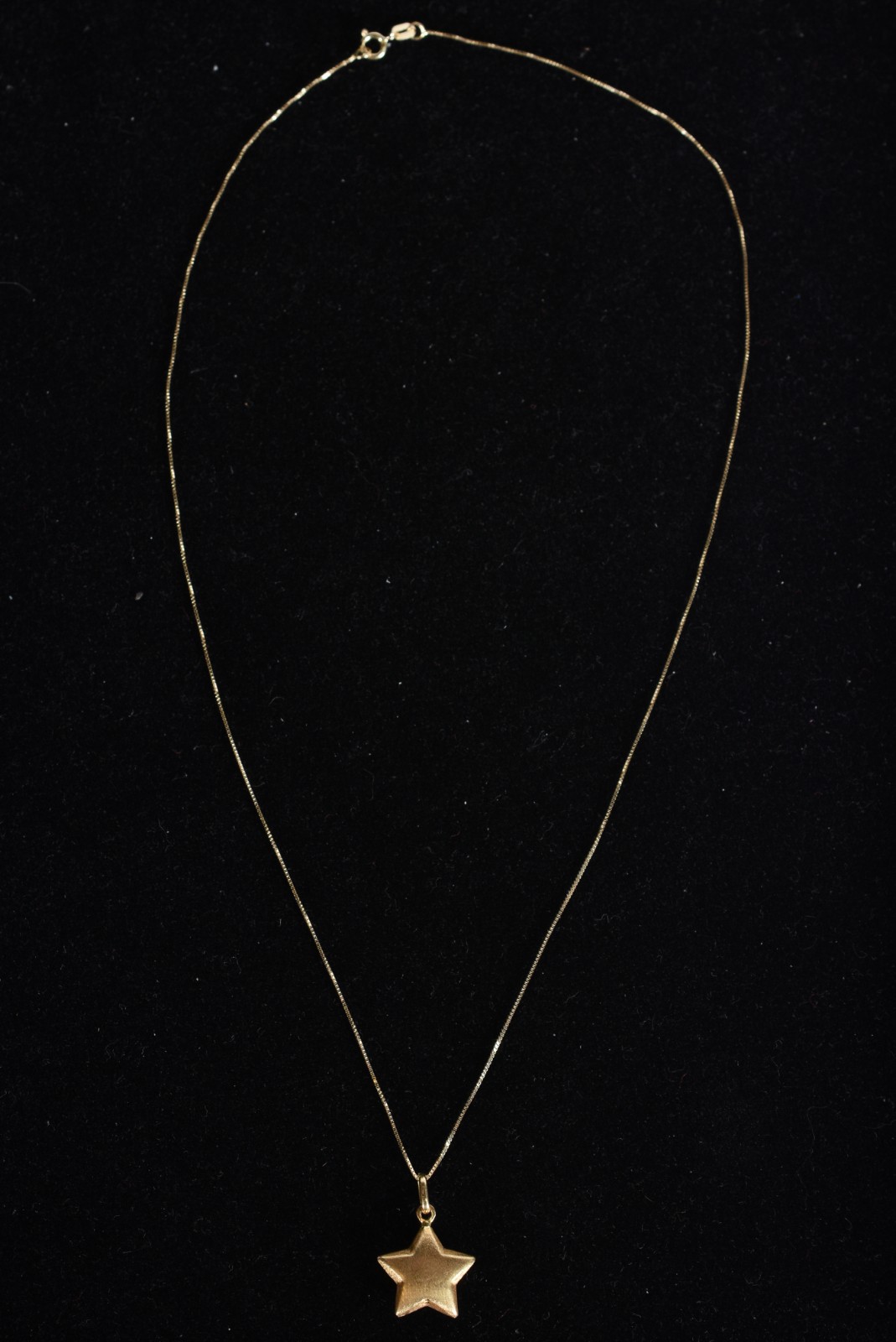 Colar de ouro 18k., contraste 750 mls com pingente estrela solitária... - foto 2 de 5