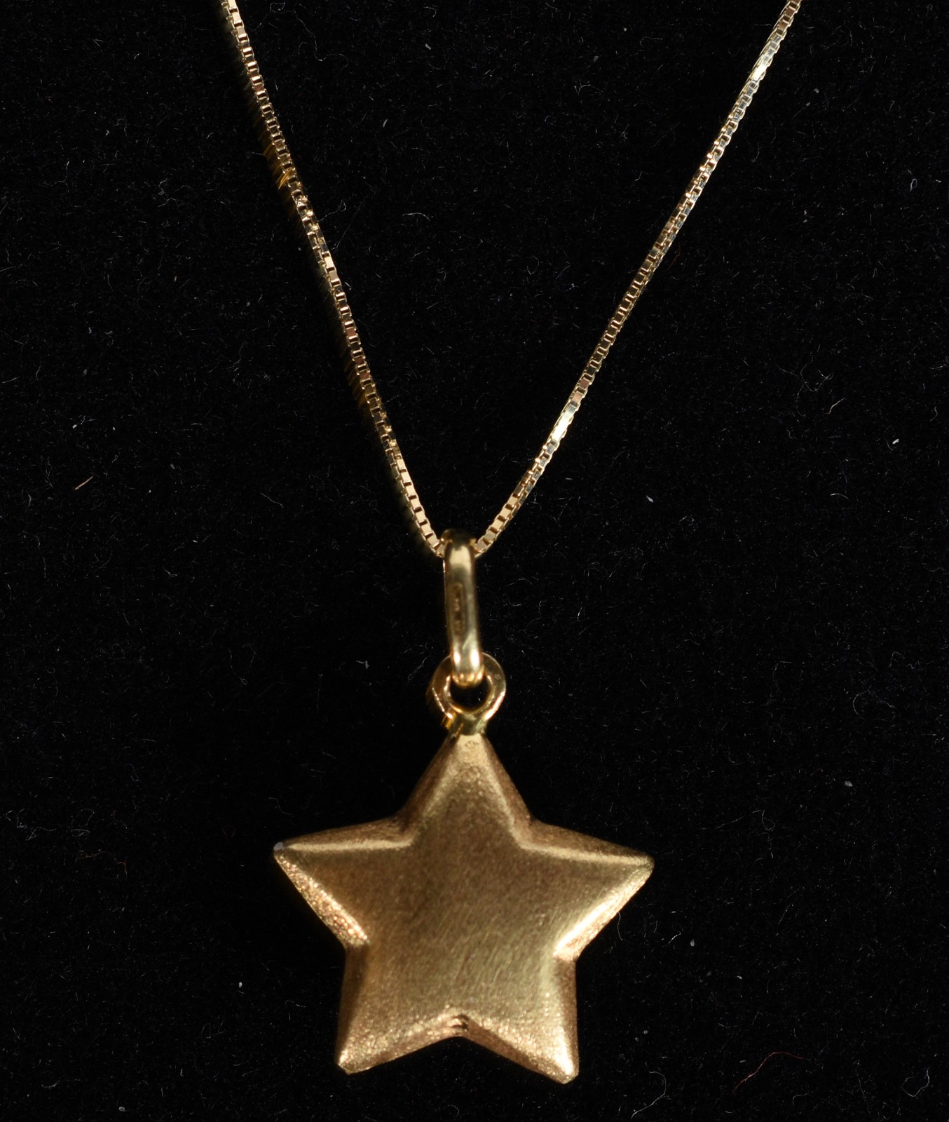 Colar de ouro 18k., contraste 750 mls com pingente estrela solitária... - foto 3 de 5