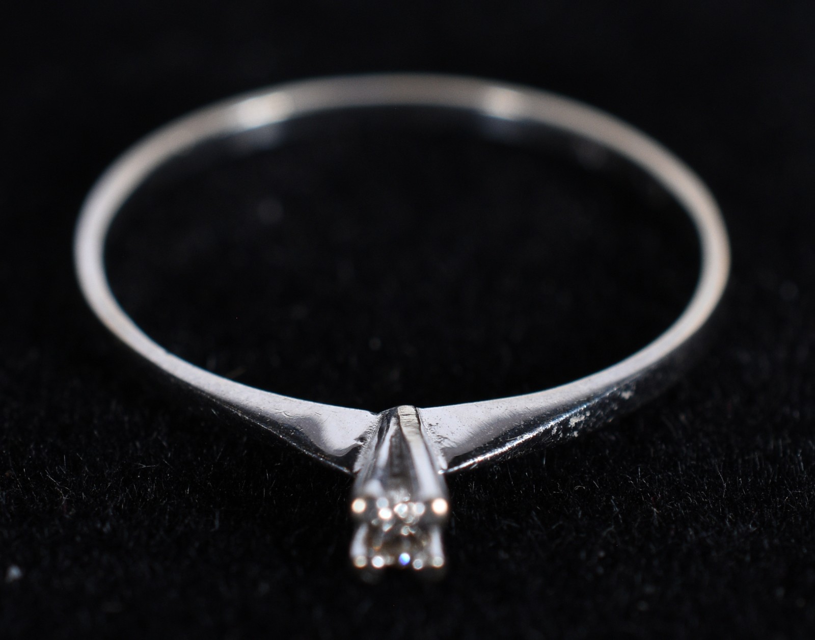 Solitário de ouro branco com um brilhante de 0,05 ct, aro 14. (Por... - foto 1 de 6