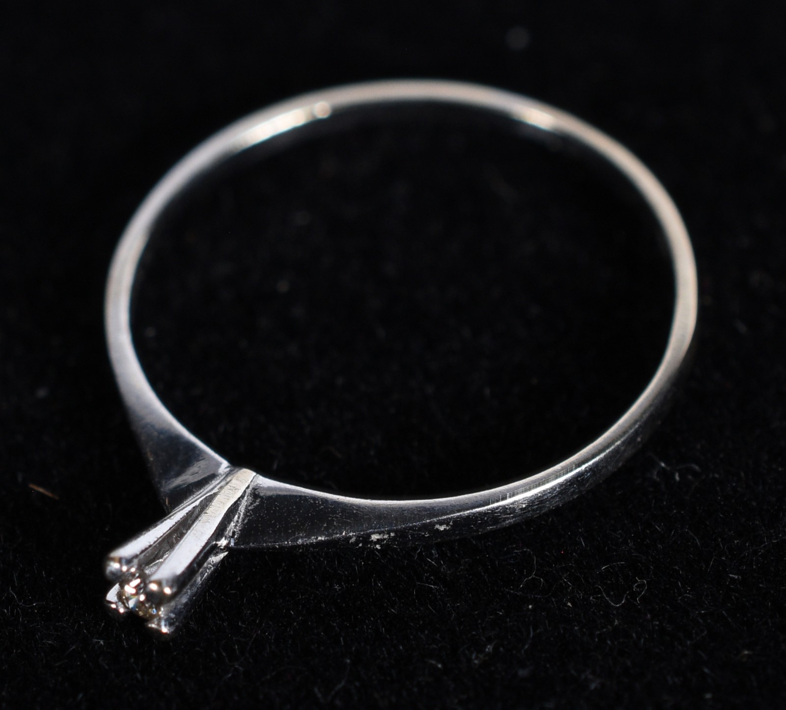Solitário de ouro branco com um brilhante de 0,05 ct, aro 14. (Por... - foto 2 de 6
