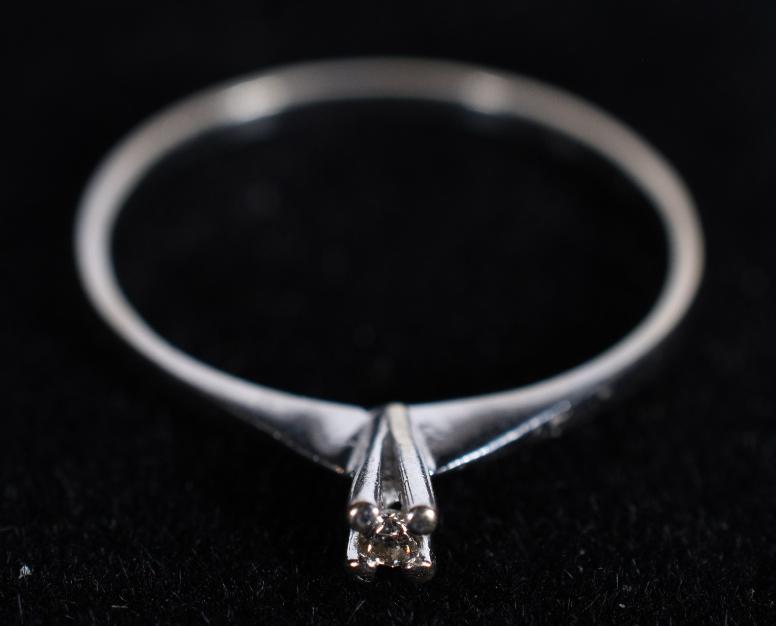 Solitário de ouro branco com um brilhante de 0,05 ct, aro 14. (Por... - foto 3 de 6