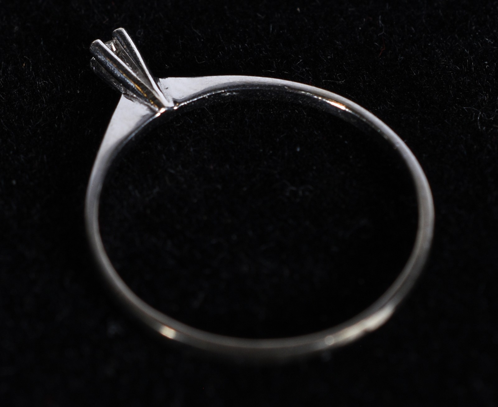 Solitário de ouro branco com um brilhante de 0,05 ct, aro 14. (Por... - foto 4 de 6