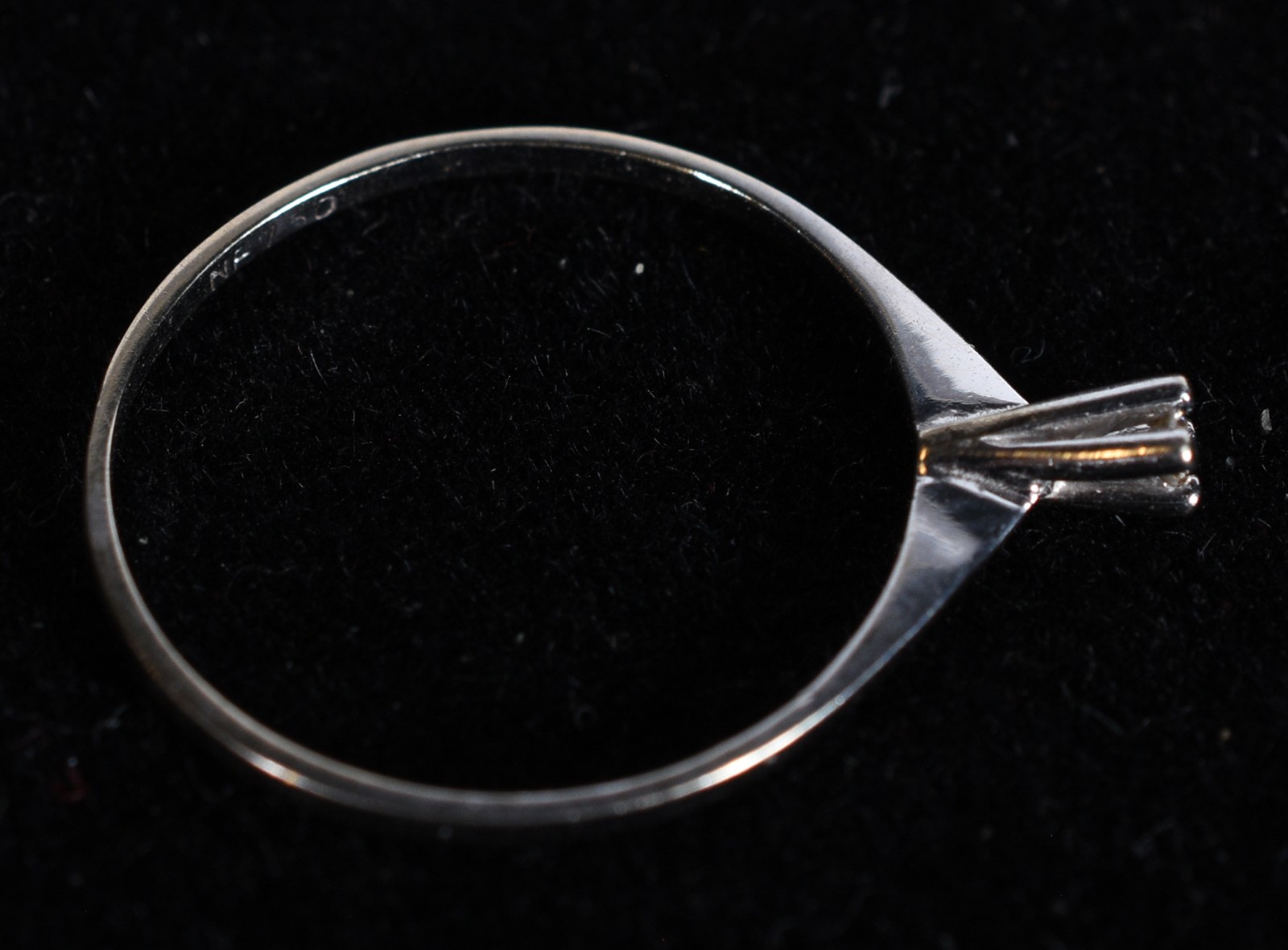 Solitário de ouro branco com um brilhante de 0,05 ct, aro 14. (Por... - foto 5 de 6