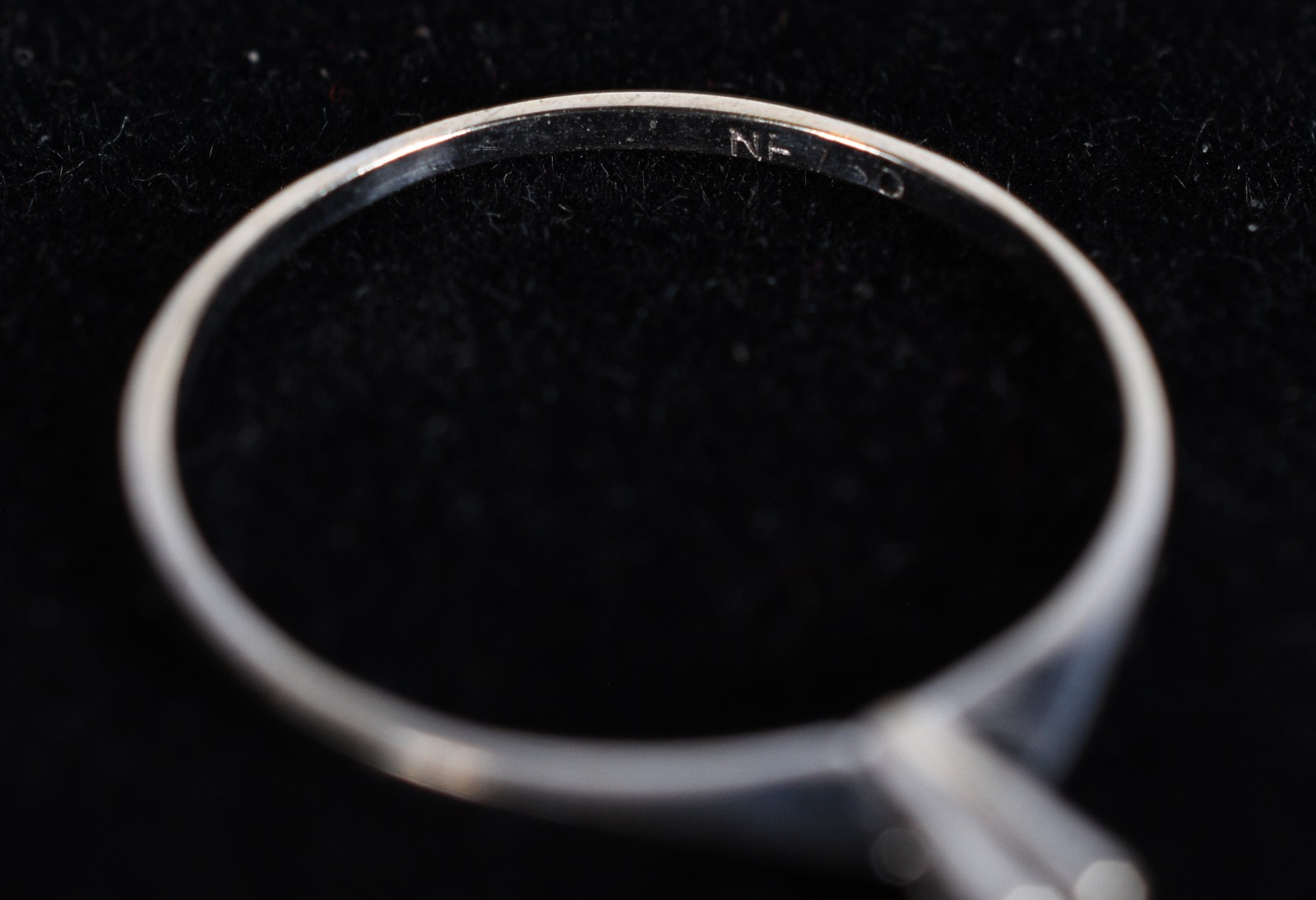 Solitário de ouro branco com um brilhante de 0,05 ct, aro 14. (Por... - foto 6 de 6