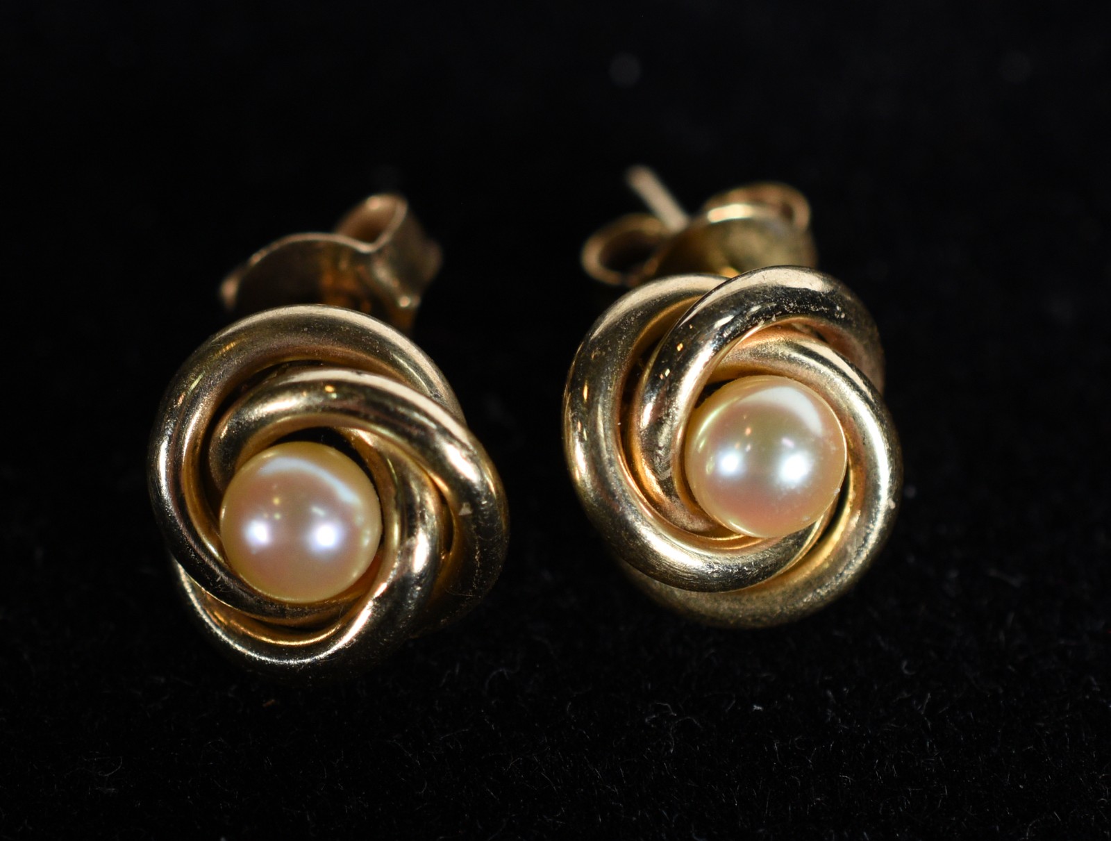Par de brincos de ouro 18k. com 2 perolas. (Por motivos de segurança... - foto 1 de 5