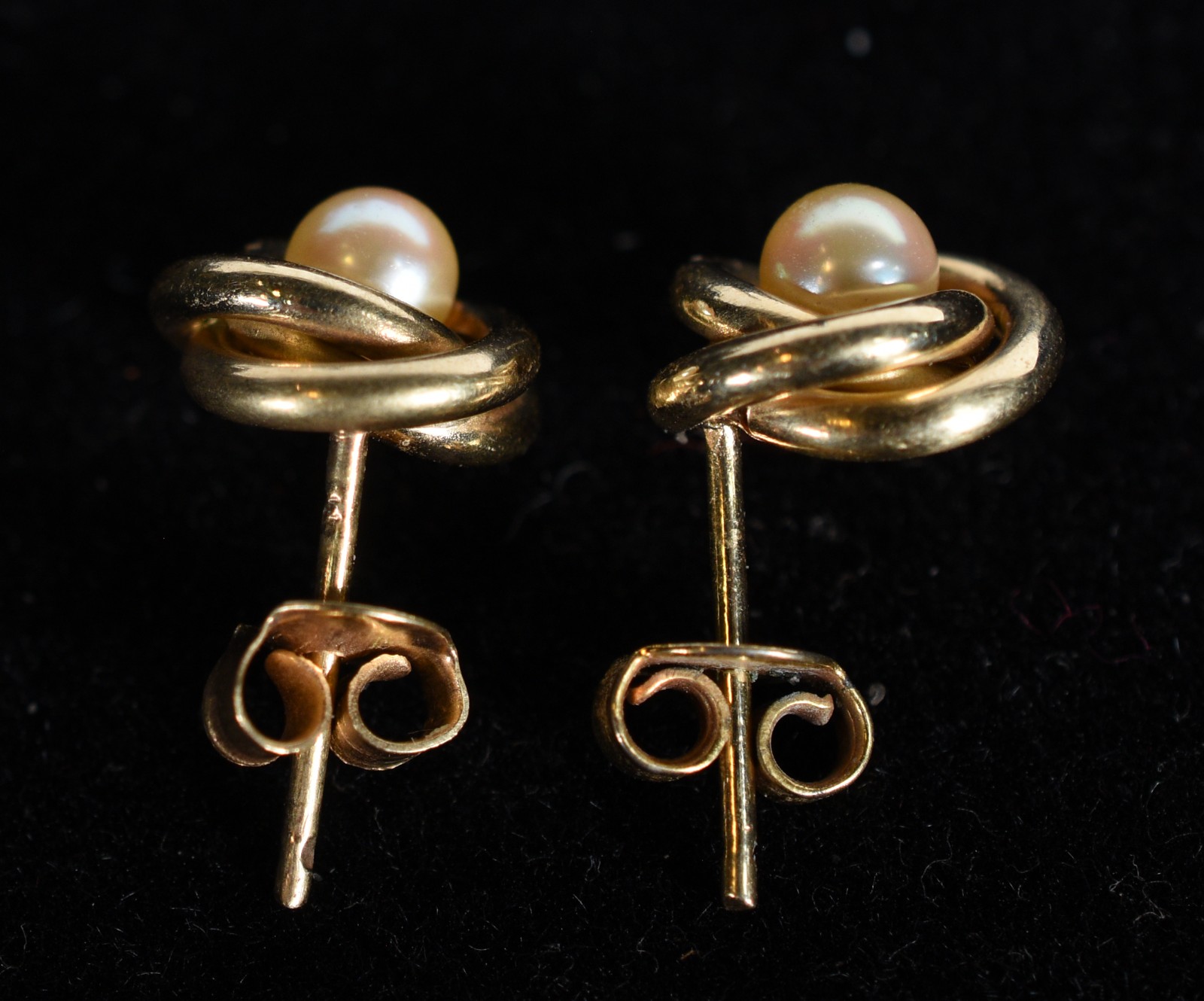 Par de brincos de ouro 18k. com 2 perolas. (Por motivos de segurança... - foto 3 de 5
