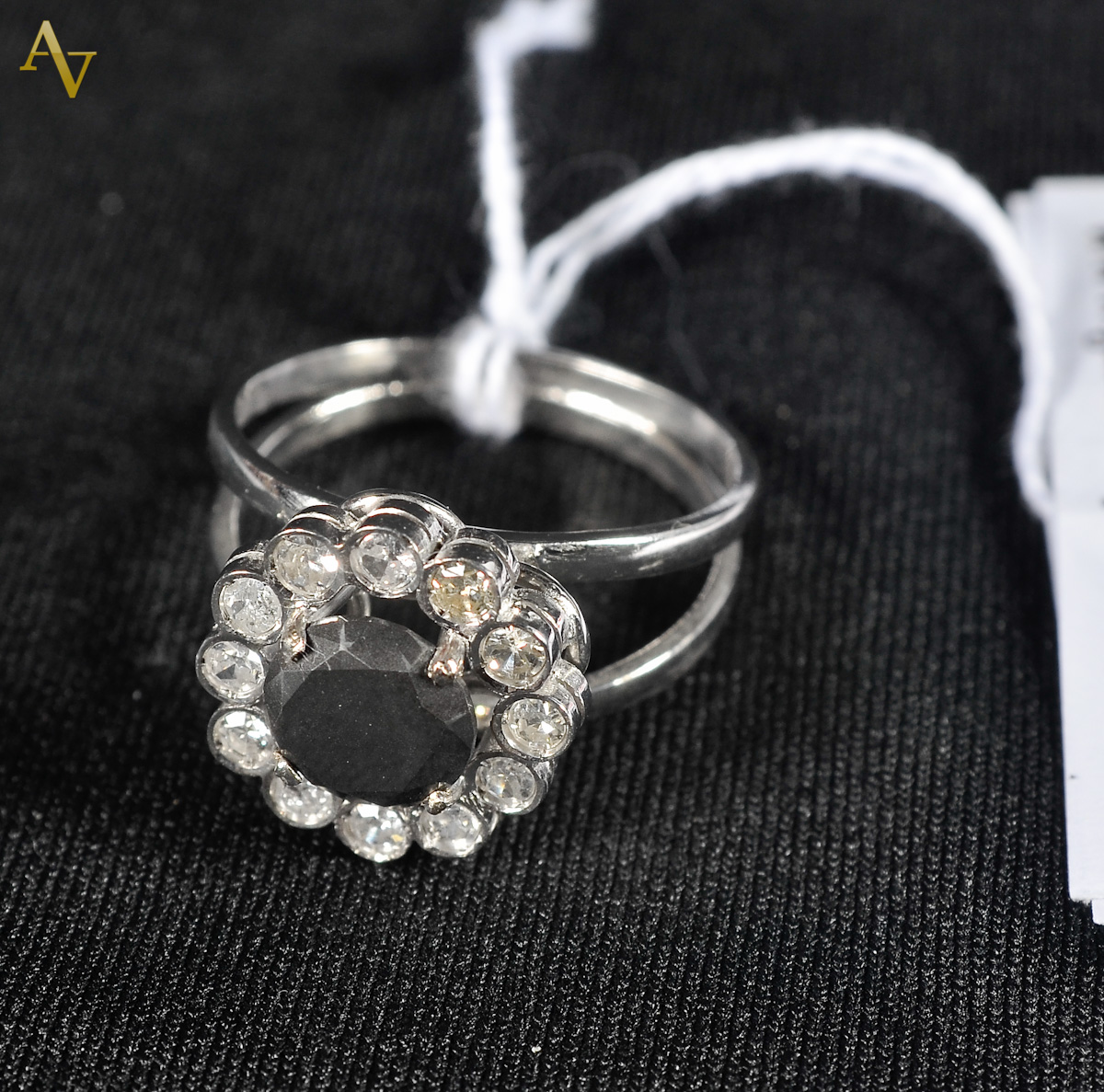 Anel de brilhante negro natural de 1,52 carats, cercado de brilhantes...