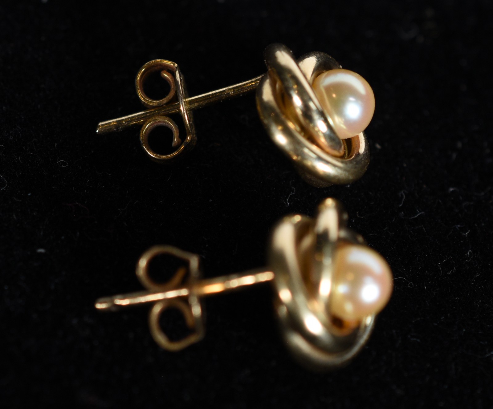 Par de brincos de ouro 18k. com 2 perolas. (Por motivos de segurança... - foto 4 de 5