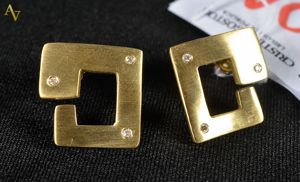 Brinco de ouro 18 k e brilhantes. Peso. 5,4 gr.
