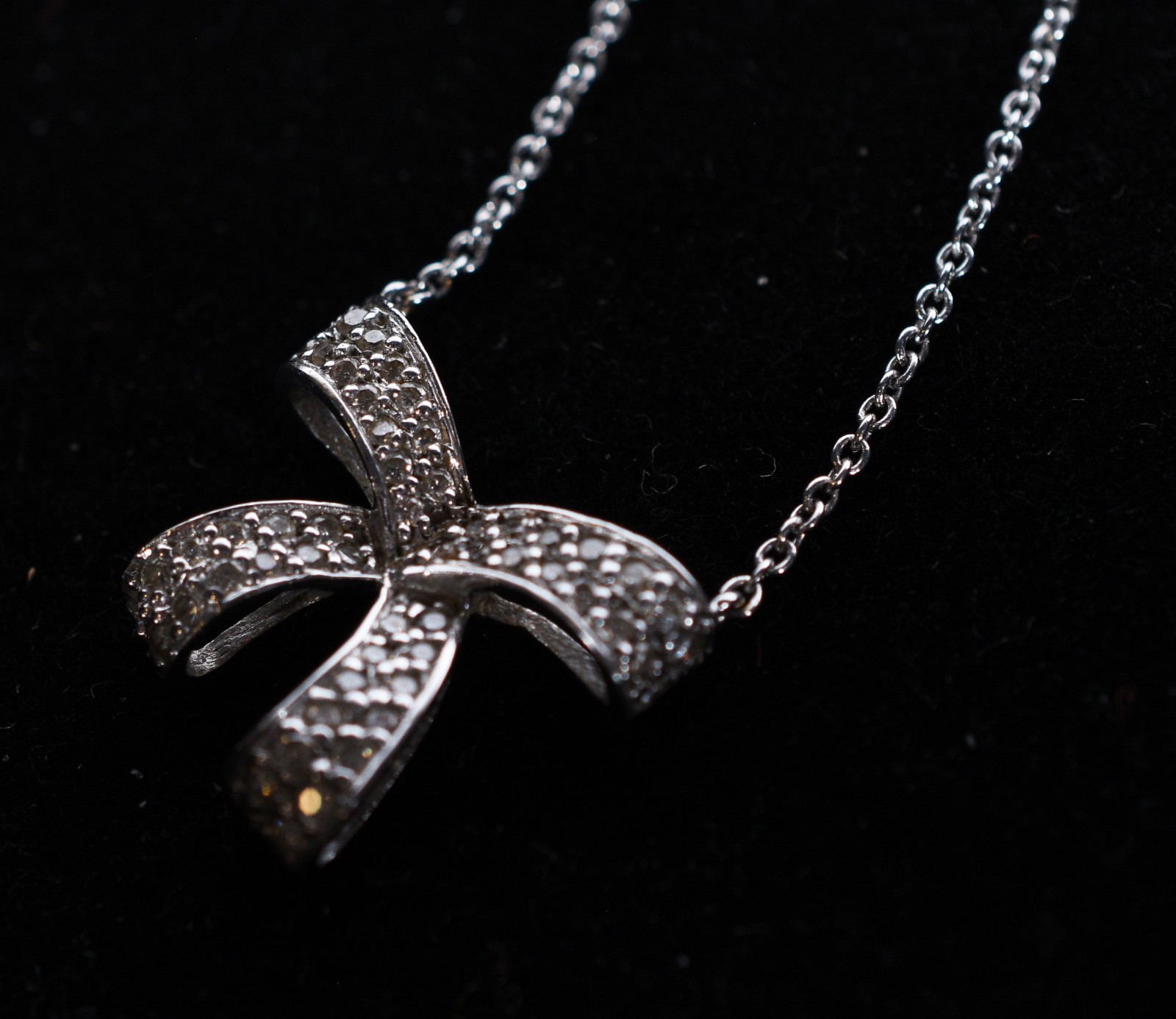 Colar de ouro branco com pingente no feitio laço cravejado com... - foto 3 de 7