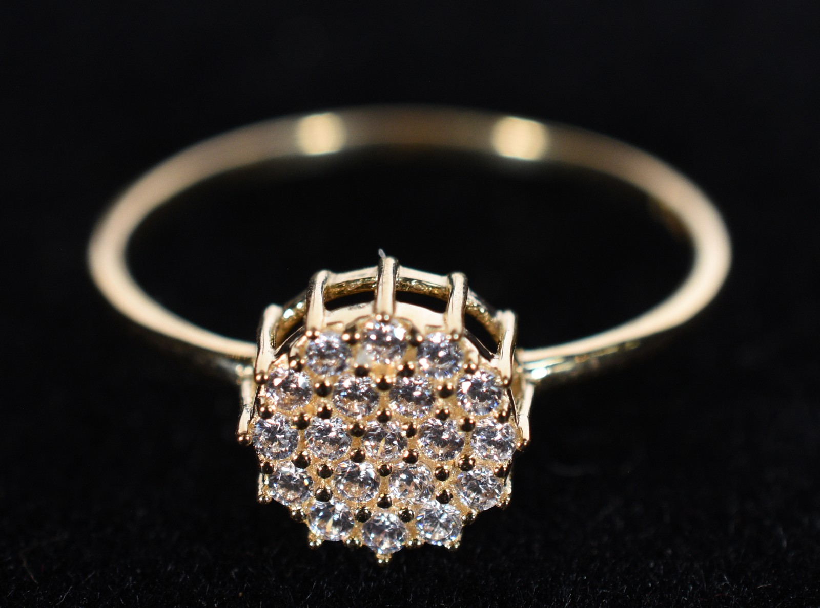 Anel de ouro 18k., feitio chuveiro cravejado com safiras brancas, aro... - foto 1 de 7