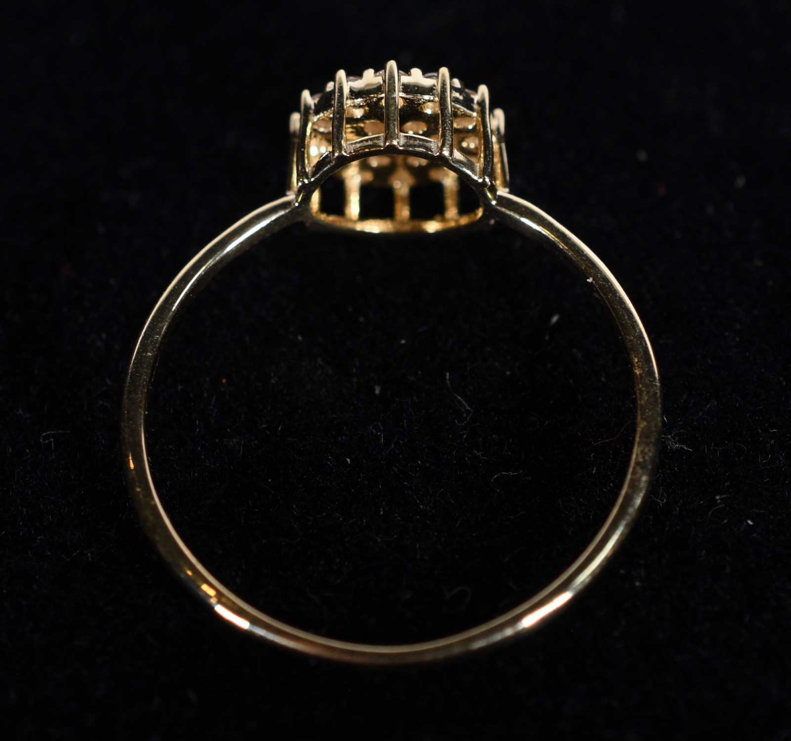 Anel de ouro 18k., feitio chuveiro cravejado com safiras brancas, aro... - foto 4 de 7