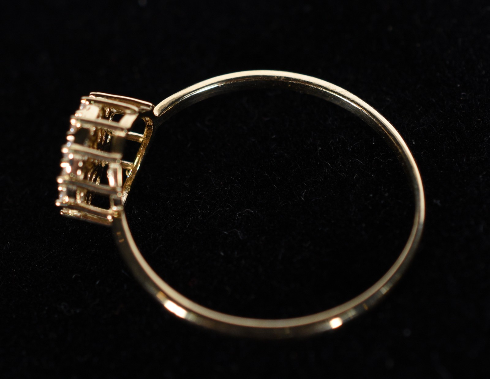 Anel de ouro 18k., feitio chuveiro cravejado com safiras brancas, aro... - foto 5 de 7
