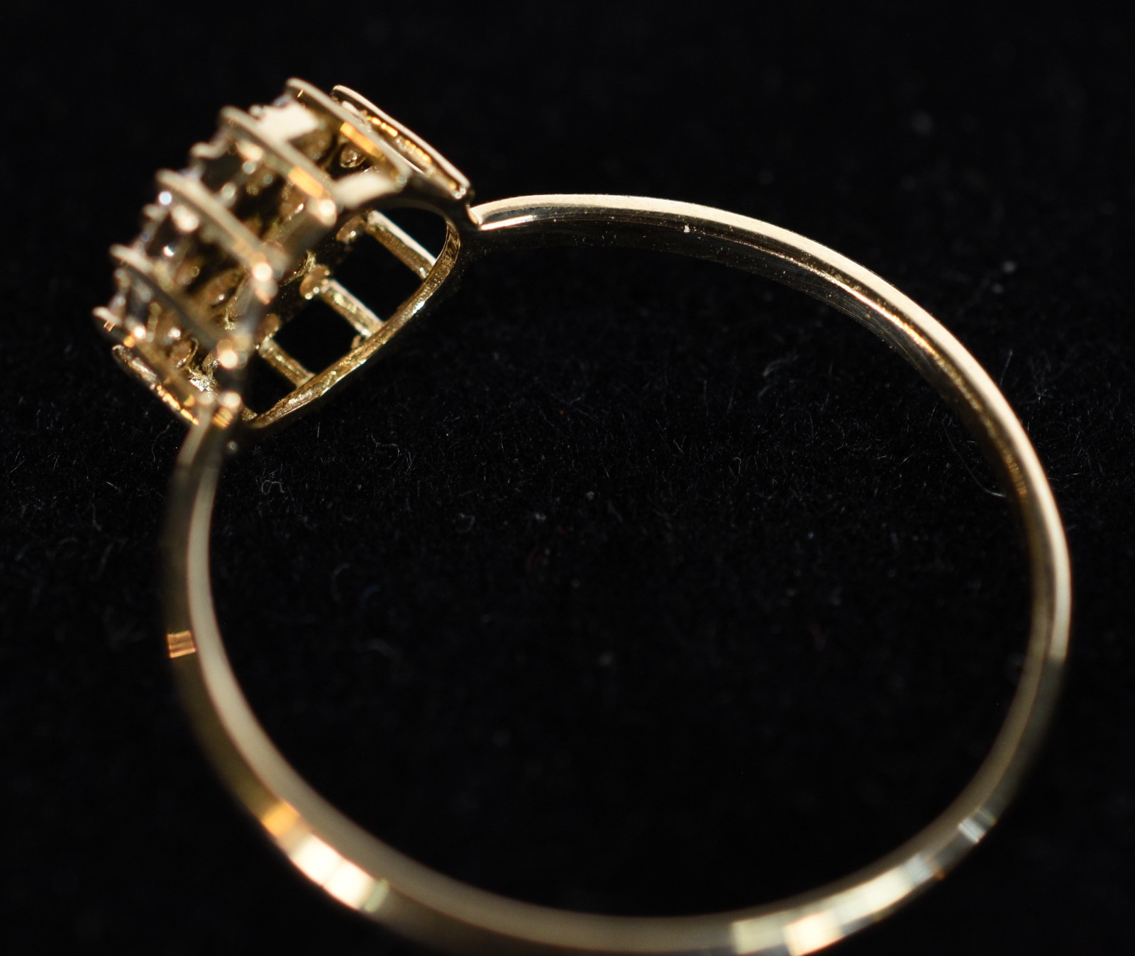 Anel de ouro 18k., feitio chuveiro cravejado com safiras brancas, aro... - foto 6 de 7
