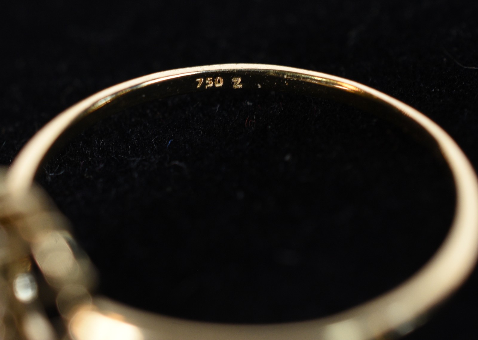 Anel de ouro 18k., feitio chuveiro cravejado com safiras brancas, aro... - foto 7 de 7