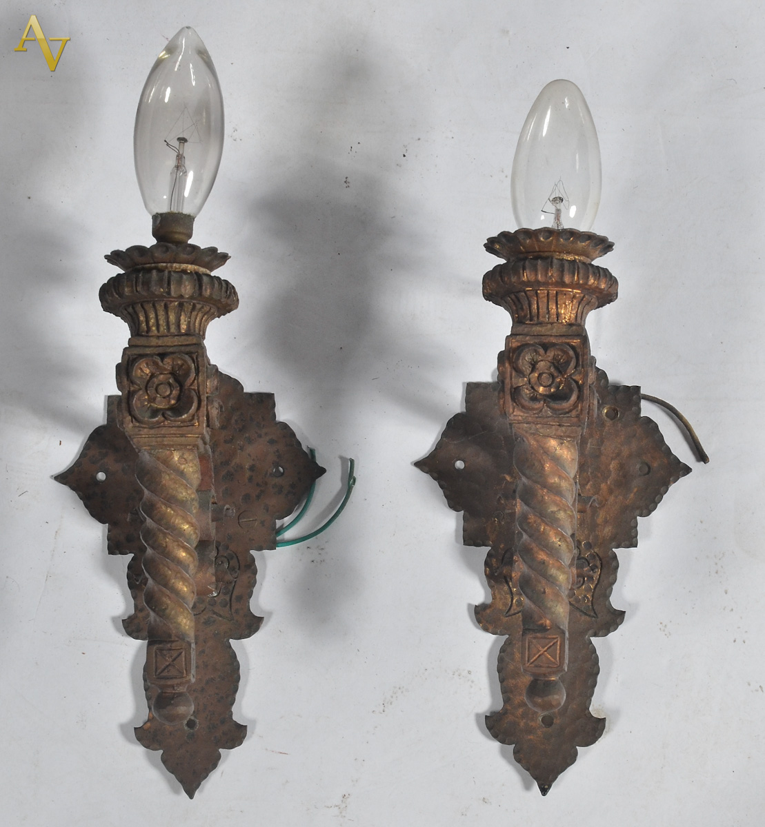 Par de apliques de metal dourado para uma luz cada, alt.total 24 cm.