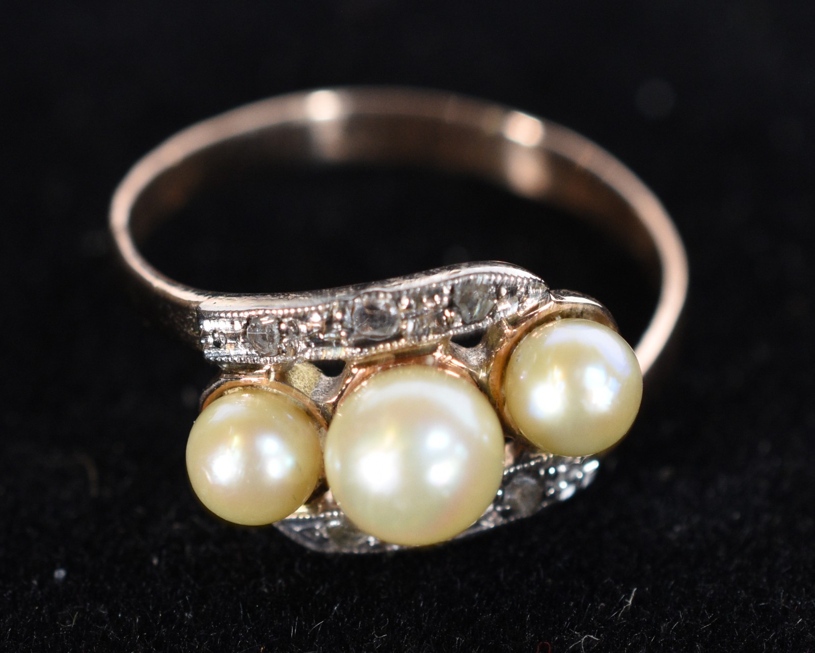 Antigo anel de ouro 18k com 8 brilhantes e 3 perolas, aro 15. (Por... - foto 1 de 6