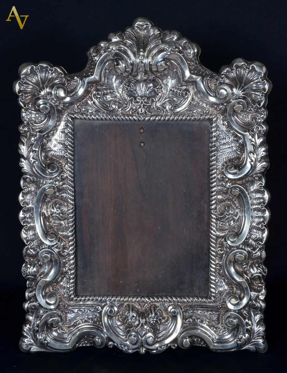 Porta retrato de prata portuguesa. Alt. 45 cm - larg. 32 cm.