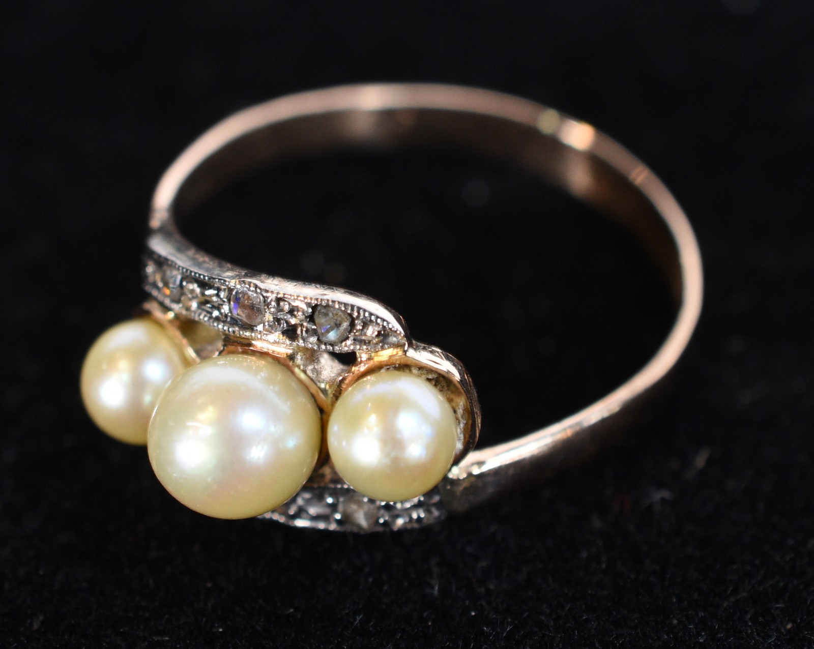 Antigo anel de ouro 18k com 8 brilhantes e 3 perolas, aro 15. (Por... - foto 2 de 6