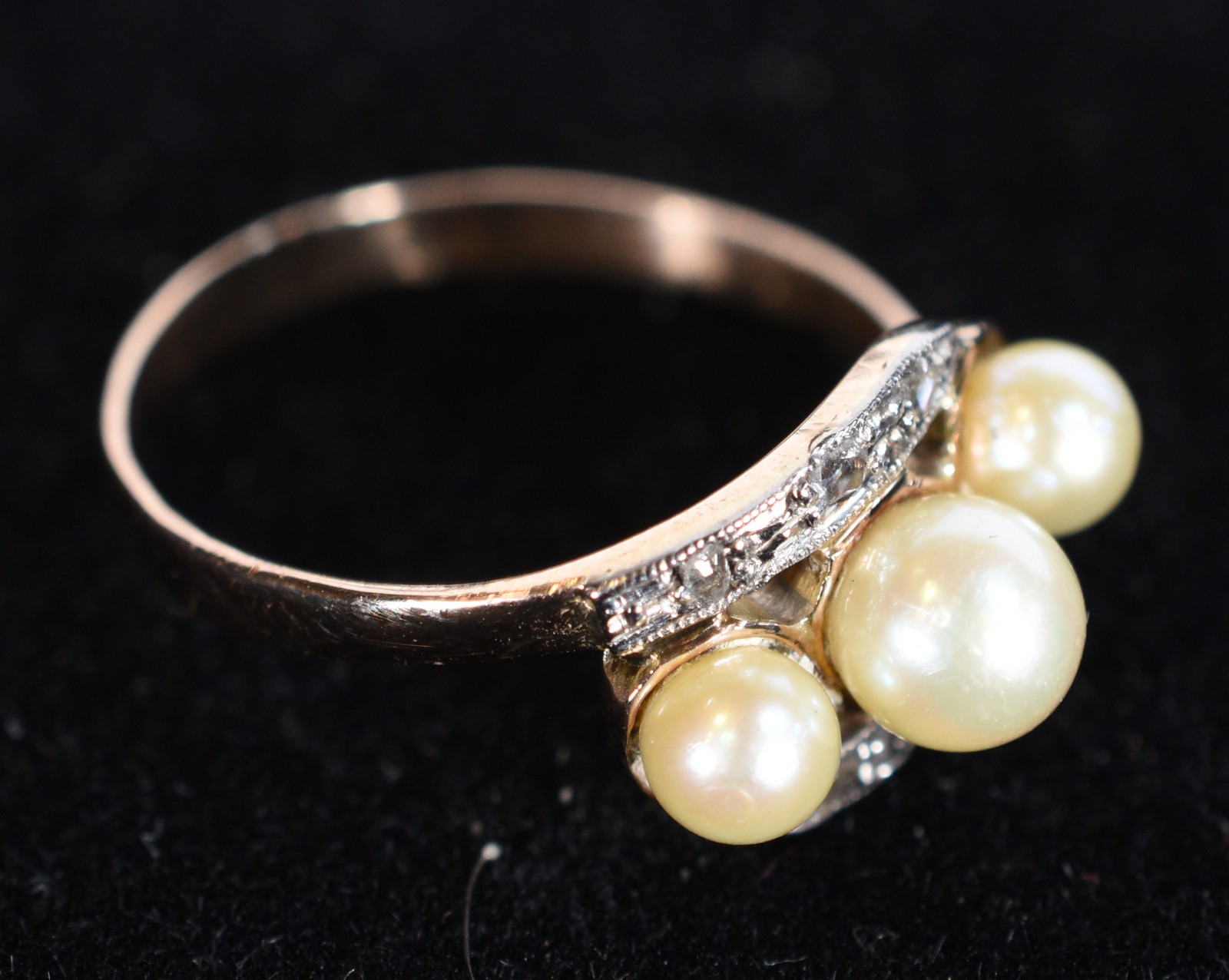 Antigo anel de ouro 18k com 8 brilhantes e 3 perolas, aro 15. (Por... - foto 3 de 6