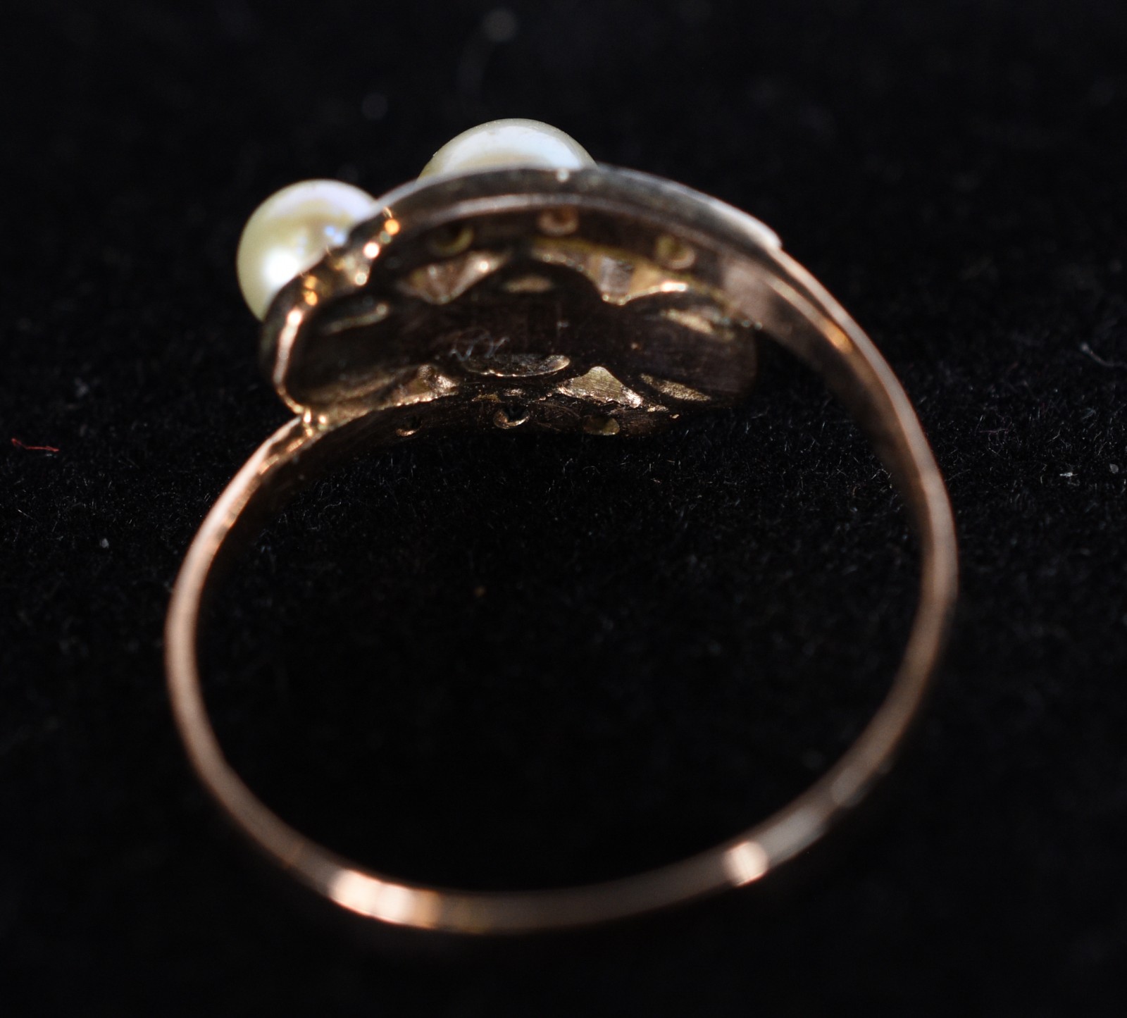Antigo anel de ouro 18k com 8 brilhantes e 3 perolas, aro 15. (Por... - foto 4 de 6