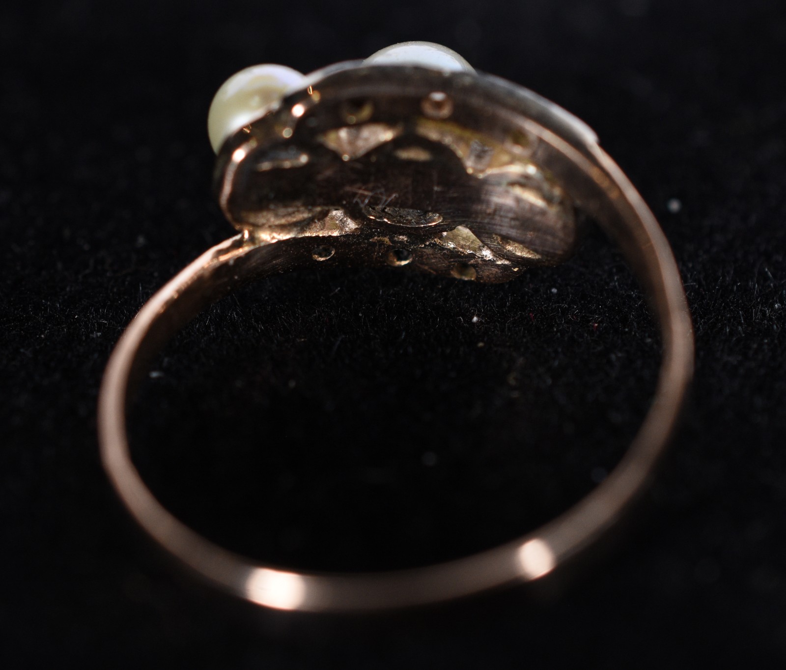 Antigo anel de ouro 18k com 8 brilhantes e 3 perolas, aro 15. (Por... - foto 6 de 6