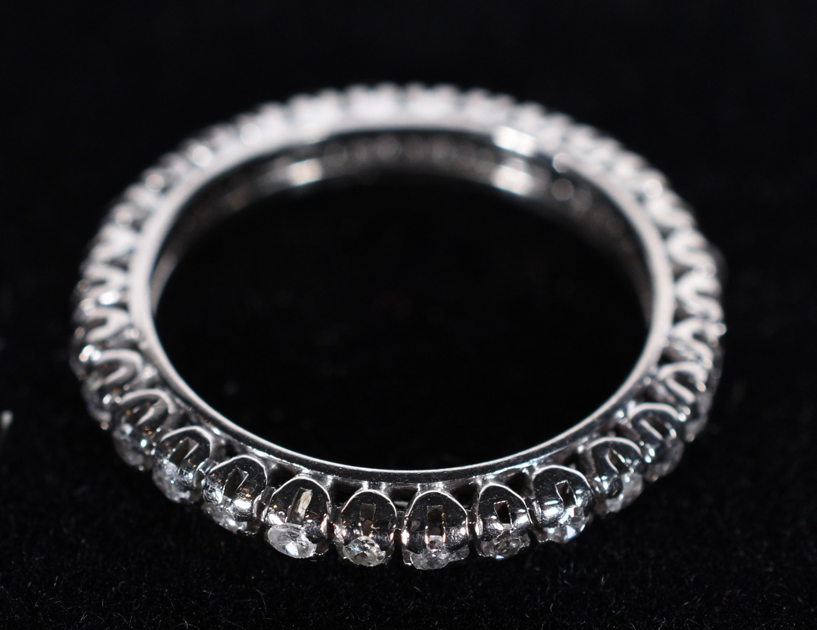 Aliança completa de ouro branco com 30 brilhantes total 0,60 ct, aro... - foto 1 de 5