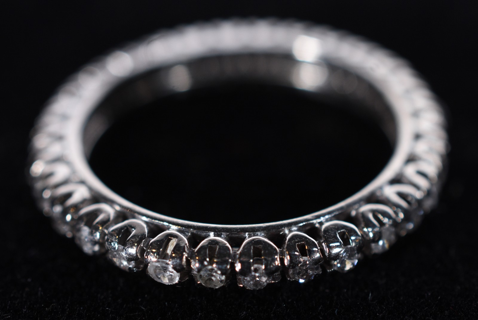 Aliança completa de ouro branco com 30 brilhantes total 0,60 ct, aro... - foto 2 de 5