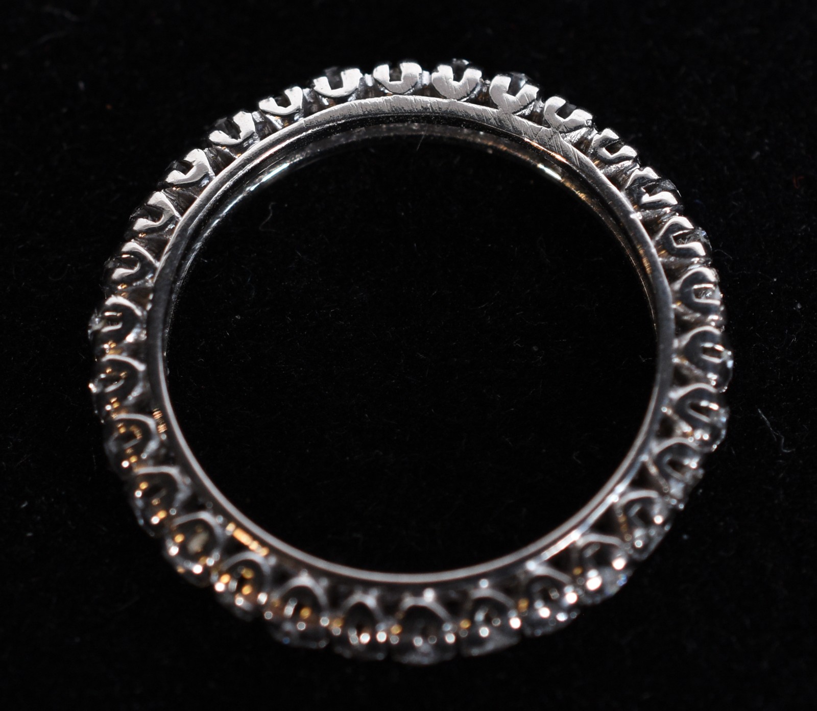 Aliança completa de ouro branco com 30 brilhantes total 0,60 ct, aro... - foto 3 de 5