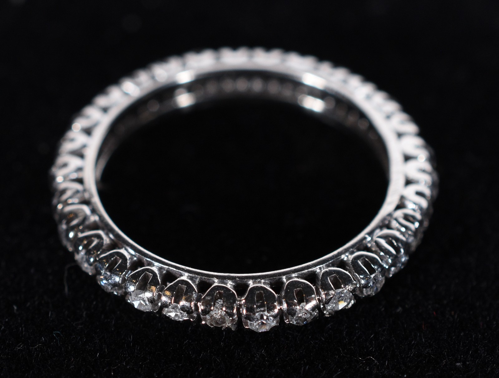 Aliança completa de ouro branco com 30 brilhantes total 0,60 ct, aro... - foto 4 de 5