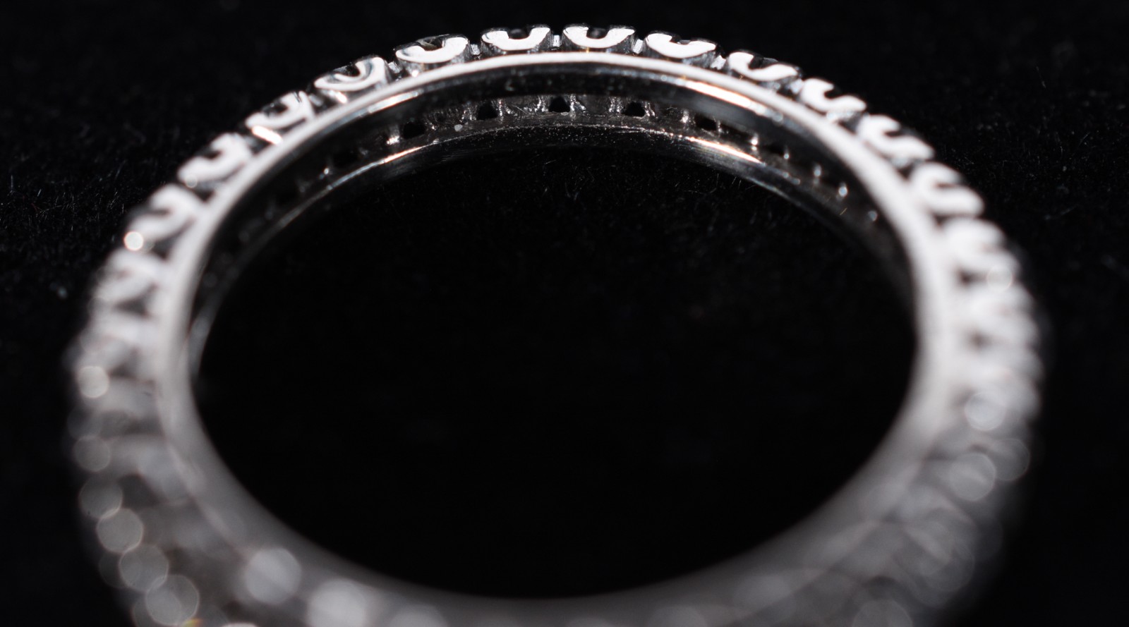 Aliança completa de ouro branco com 30 brilhantes total 0,60 ct, aro... - foto 5 de 5