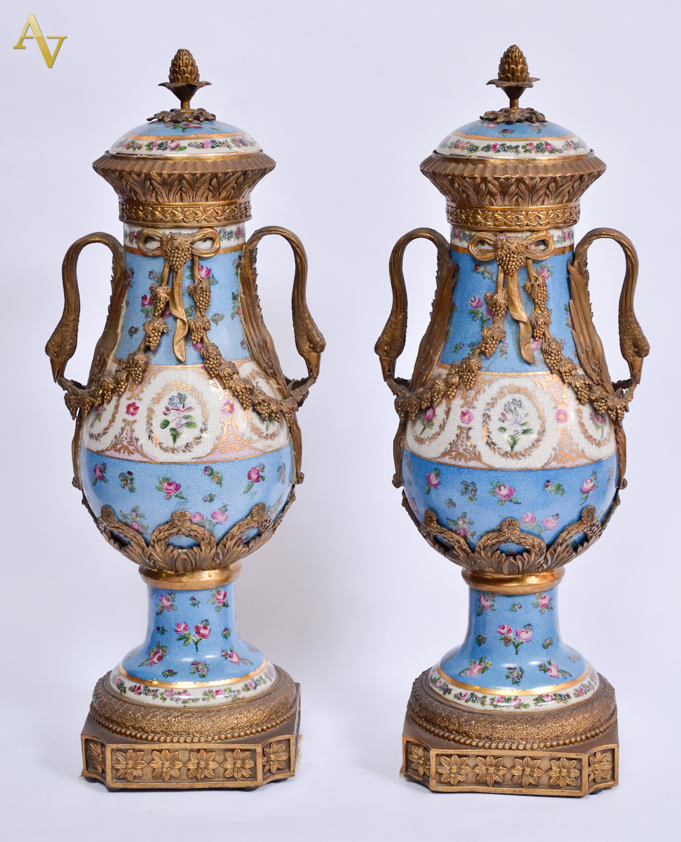 Par de anforas de bronze e porcelana decorada com pequenas flores em...