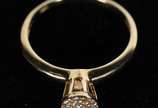 Anel feitio chuveiro de ouro 18k.,contraste 750... - Anel feitio chuveiro de ouro 18k.,contraste 750 cravejado com safiras brancas, aro 16. (Por motivos de segurança a peça não se encontra na loja)