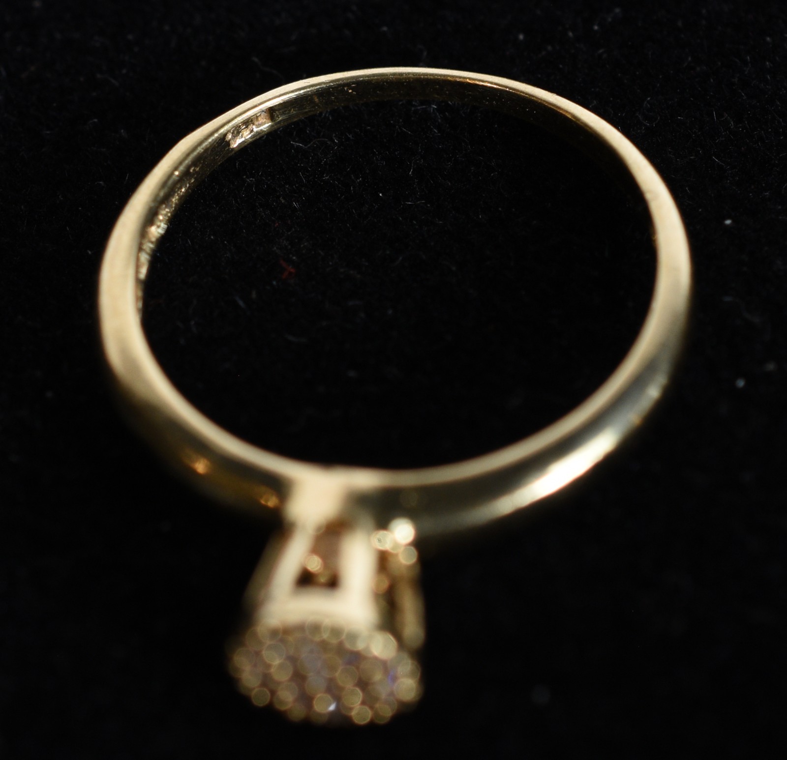 Anel feitio chuveiro de ouro 18k.,contraste 750 cravejado com safiras... - foto 6 de 7