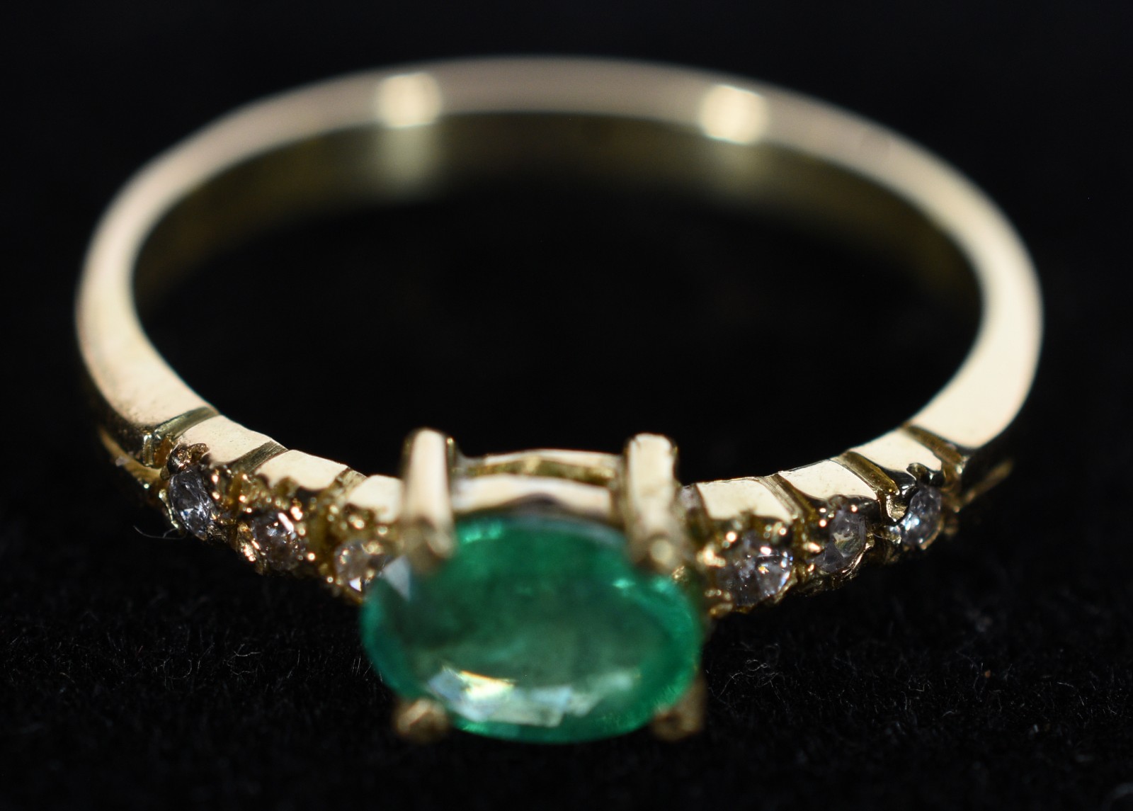 Anel de ouro 18k., contraste 750 mls, cravejado com 6 brilhantes e... - foto 1 de 8