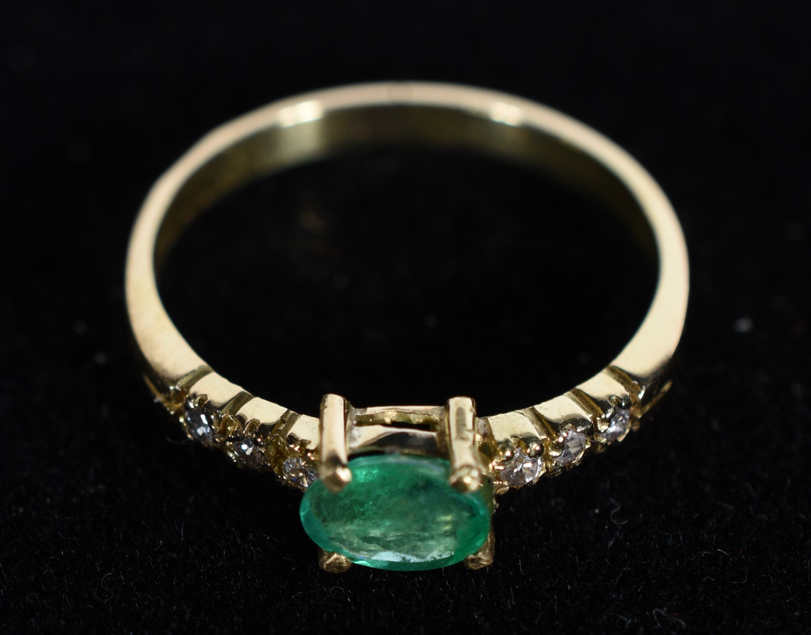 Anel de ouro 18k., contraste 750 mls, cravejado com 6 brilhantes e... - foto 2 de 8
