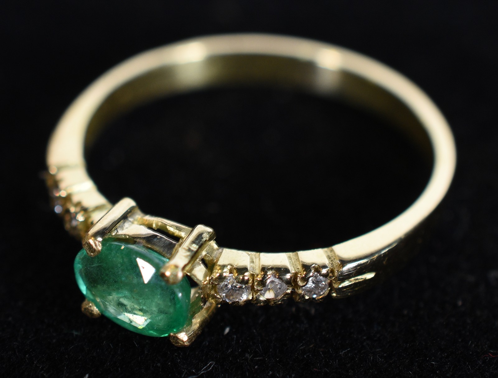 Anel de ouro 18k., contraste 750 mls, cravejado com 6 brilhantes e... - foto 3 de 8