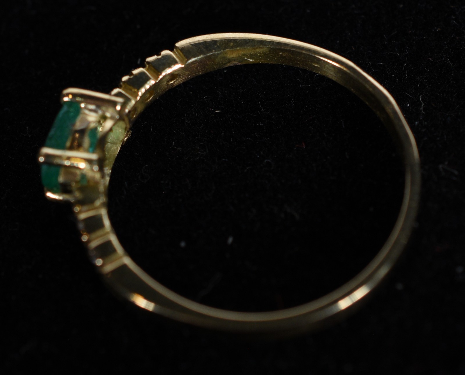 Anel de ouro 18k., contraste 750 mls, cravejado com 6 brilhantes e... - foto 4 de 8