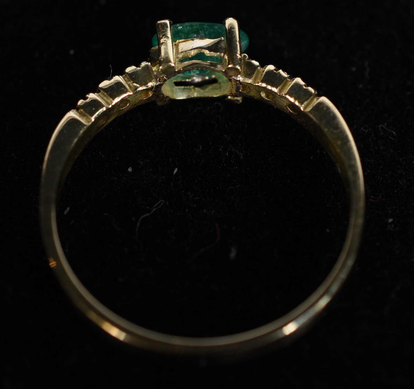 Anel de ouro 18k., contraste 750 mls, cravejado com 6 brilhantes e... - foto 5 de 8