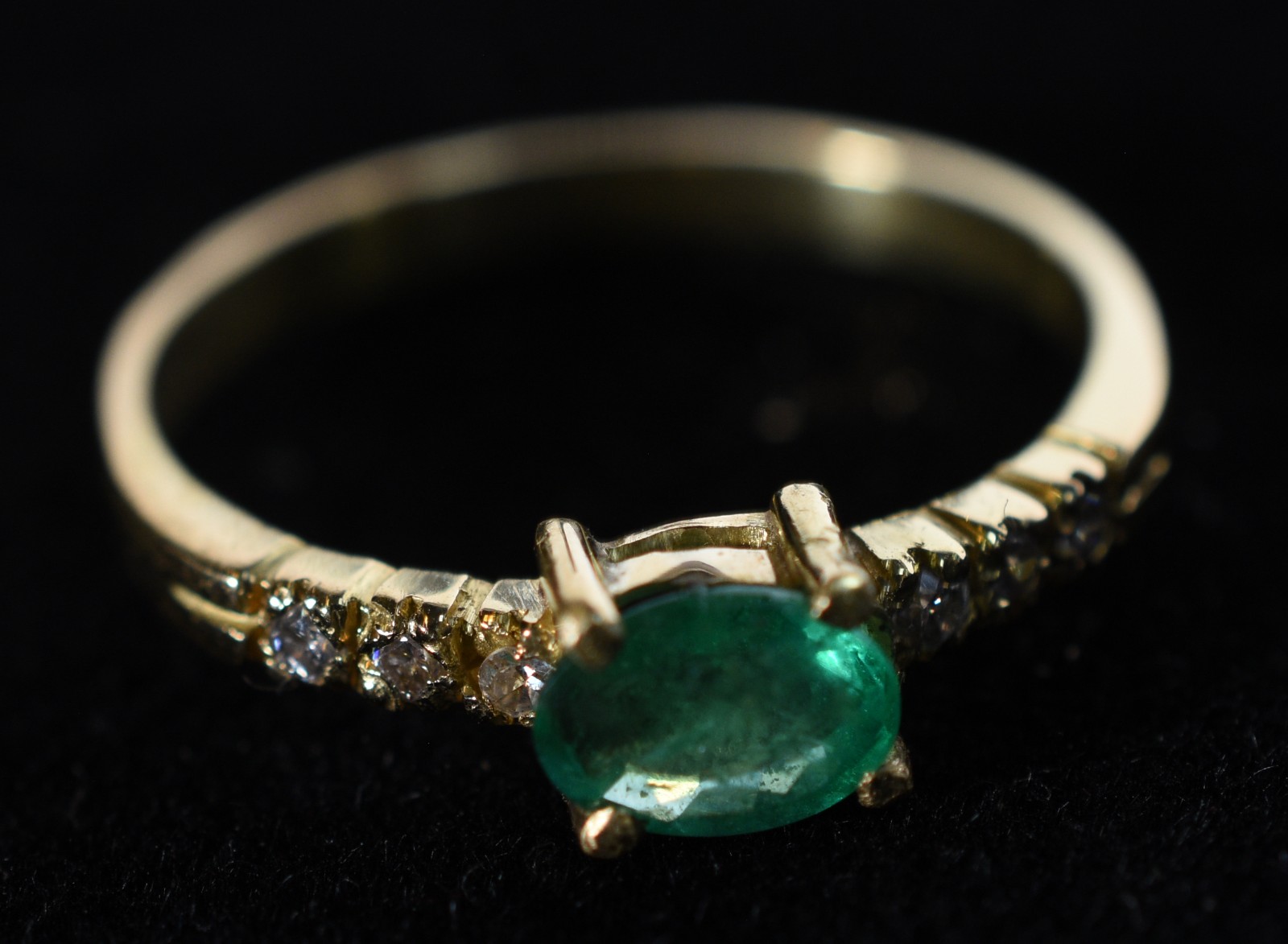 Anel de ouro 18k., contraste 750 mls, cravejado com 6 brilhantes e... - foto 6 de 8