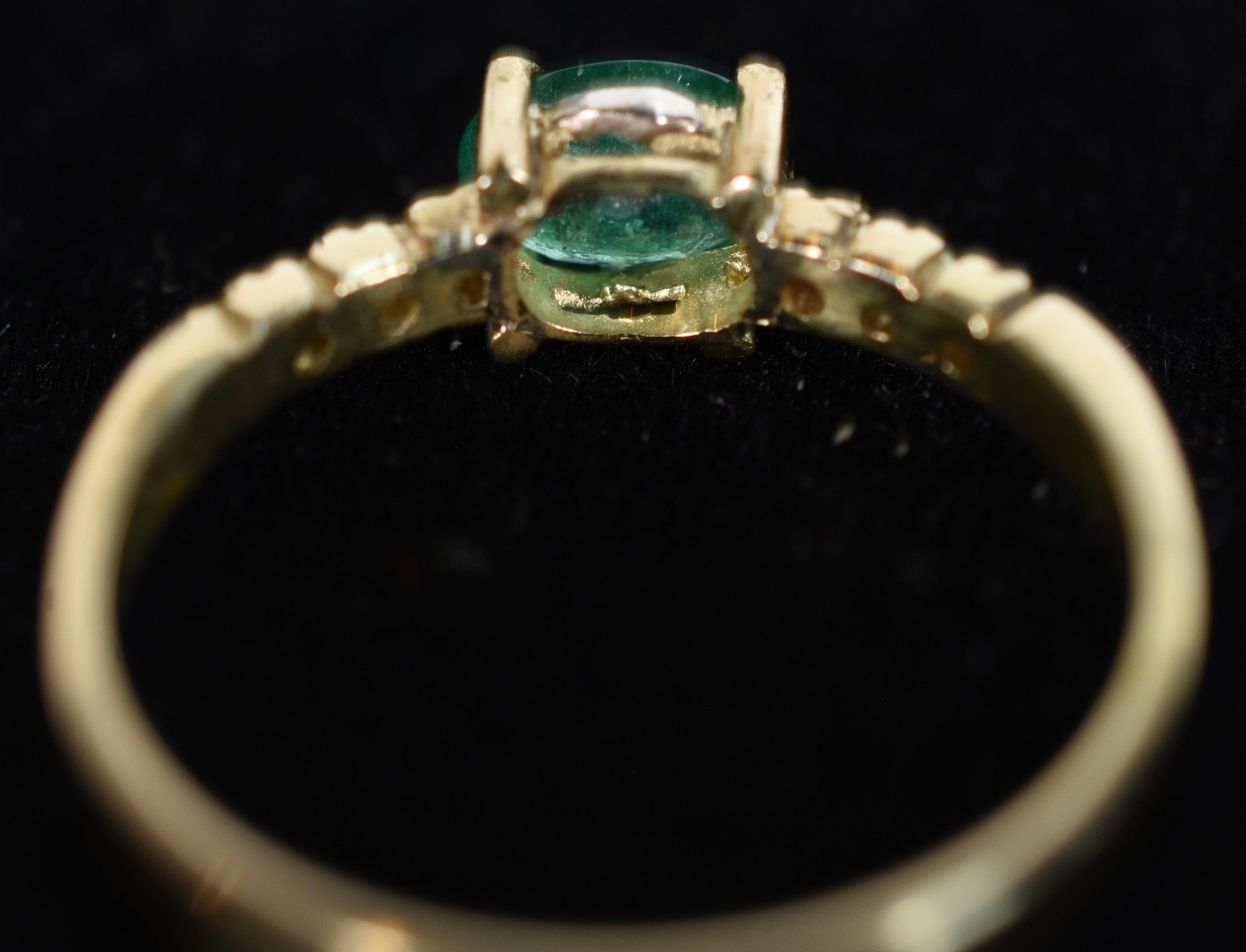 Anel de ouro 18k., contraste 750 mls, cravejado com 6 brilhantes e... - foto 7 de 8